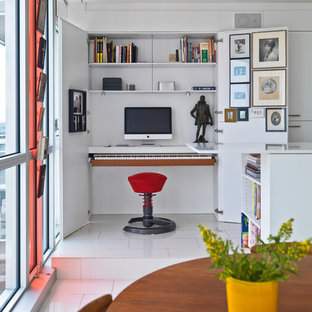Cette image montre un bureau design avec un mur blanc, un bureau intégré et un sol blanc.