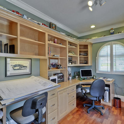 Example of a classic built-in desk home office design in San Francisco