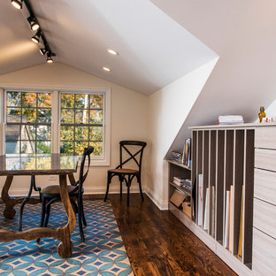 Foto på ett mellanstort eklektiskt hemmastudio, med vita väggar, mellanmörkt trägolv och ett fristående skrivbord