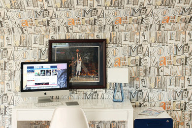 ニューヨークにあるコンテンポラリースタイルのおしゃれなホームオフィス・書斎 (マルチカラーの壁、カーペット敷き、自立型机、茶色い床) の写真