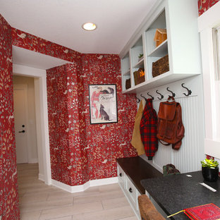 Foto di un piccolo studio country con pareti rosse, pavimento con piastrelle in ceramica e scrivania incassata