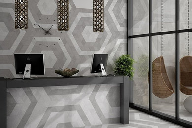 Esempio di un ampio ufficio minimalista con pareti bianche, pavimento in gres porcellanato, nessun camino e scrivania autoportante