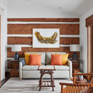 Uriges Arbeitszimmer mit bunten Wänden, dunklem Holzboden, Holzdielendecke, gewölbter Decke und Holzwänden in Denver