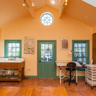 Exemple d'un grand bureau atelier craftsman avec un mur beige, un sol en carrelage de porcelaine et un bureau indépendant.