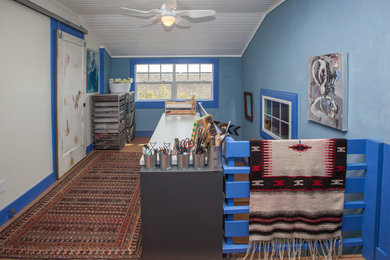 Пример оригинального дизайна: маленький кабинет в стиле фьюжн с местом для рукоделия, синими стенами, деревянным полом, отдельно стоящим рабочим столом и бежевым полом без камина для на участке и в саду