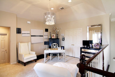 Foto de despacho tradicional renovado de tamaño medio con paredes beige, moqueta y escritorio independiente