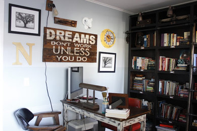 Foto de despacho industrial de tamaño medio con paredes azules, suelo de madera en tonos medios y escritorio independiente
