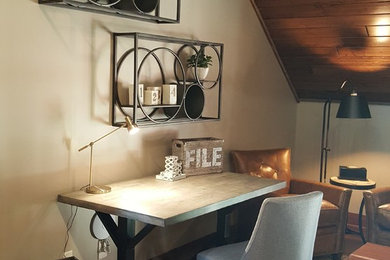 他の地域にある中くらいなラスティックスタイルのおしゃれな書斎 (ベージュの壁、無垢フローリング、自立型机、茶色い床) の写真