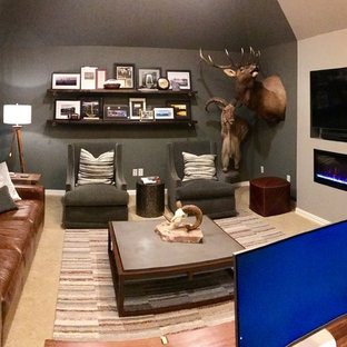 Cette photo montre un bureau montagne de taille moyenne avec un mur gris, moquette, cheminée suspendue, un bureau indépendant et un sol beige.