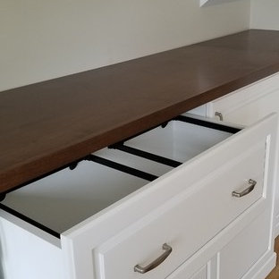 Großes Klassisches Arbeitszimmer mit braunem Holzboden, Einbau-Schreibtisch und orangem Boden in Washington, D.C.