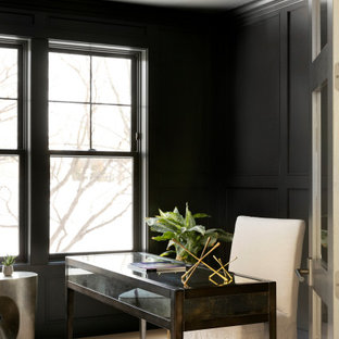 Idee per uno studio nordico con pareti nere e parquet chiaro