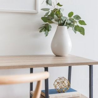 Immagine di un piccolo atelier boho chic con pareti bianche, pavimento con piastrelle in ceramica, scrivania autoportante e pavimento beige