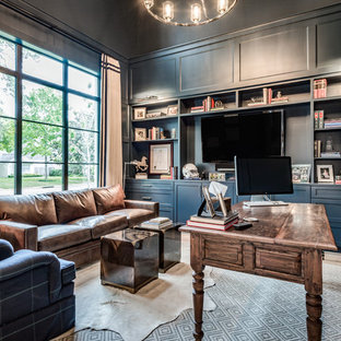 Geräumiges Klassisches Arbeitszimmer ohne Kamin mit Arbeitsplatz, blauer Wandfarbe, hellem Holzboden, freistehendem Schreibtisch und beigem Boden in Houston