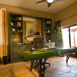 Mittelgroßes Klassisches Arbeitszimmer ohne Kamin mit brauner Wandfarbe und freistehendem Schreibtisch in Phoenix