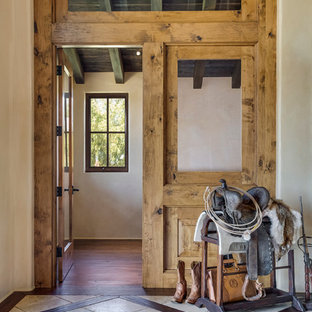 Esempio di un piccolo studio stile americano con pareti beige e pavimento con piastrelle in ceramica