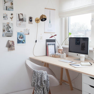 Inspiration för små skandinaviska hemmastudior, med vita väggar, målat trägolv och ett fristående skrivbord