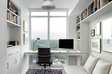 Diseño de despacho escandinavo de tamaño medio sin chimenea con escritorio empotrado y paredes blancas