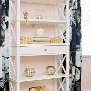 Mittelgroßes Modernes Arbeitszimmer ohne Kamin mit rosa Wandfarbe, Teppichboden und freistehendem Schreibtisch in New York