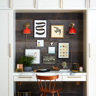 Landhausstil Arbeitszimmer mit Arbeitsplatz, hellem Holzboden und Einbau-Schreibtisch in Portland