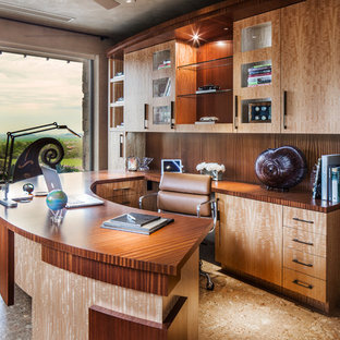 Mediterranes Arbeitszimmer mit Arbeitsplatz, grauer Wandfarbe, Einbau-Schreibtisch und braunem Boden in Los Angeles