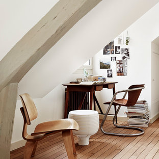 Cette image montre un petit bureau nordique avec un mur blanc, un sol en bois brun, aucune cheminée et un bureau indépendant.