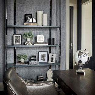 Cette photo montre un bureau chic de taille moyenne avec un mur gris, un sol en bois foncé, un bureau indépendant, un sol marron, un plafond à caissons et du papier peint.