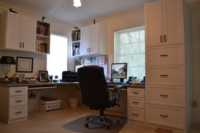 Cette image montre un bureau traditionnel de taille moyenne avec un mur blanc, moquette, un bureau intégré et un sol marron.