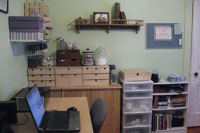 アトランタにあるお手頃価格の小さなトラディショナルスタイルのおしゃれなホームオフィス・書斎 (緑の壁、無垢フローリング) の写真
