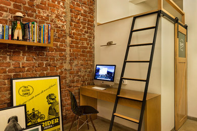 ムンバイにあるインダストリアルスタイルのおしゃれなホームオフィス・書斎 (白い壁、自立型机、茶色い床) の写真