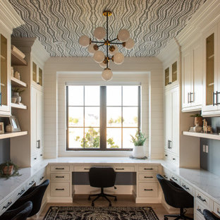 Klassisches Arbeitszimmer mit weißer Wandfarbe, hellem Holzboden, Einbau-Schreibtisch, beigem Boden und Tapetendecke in Salt Lake City