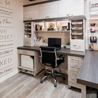Mittelgroßes Klassisches Arbeitszimmer ohne Kamin mit Arbeitsplatz, beiger Wandfarbe, Porzellan-Bodenfliesen, Einbau-Schreibtisch und braunem Boden in Sonstige