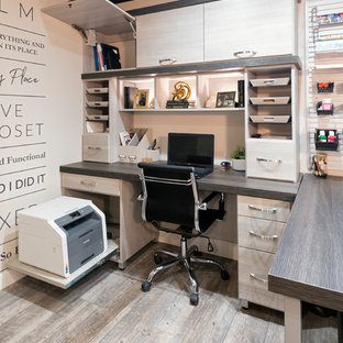 Mittelgroßes Klassisches Arbeitszimmer ohne Kamin mit Arbeitsplatz, beiger Wandfarbe, Porzellan-Bodenfliesen, Einbau-Schreibtisch und braunem Boden in Sonstige