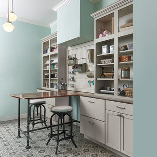 Mittelgroßes Klassisches Nähzimmer mit Keramikboden, blauer Wandfarbe und Einbau-Schreibtisch in Kolumbus