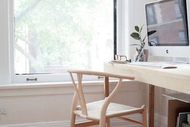 Inspiration för mellanstora minimalistiska hemmastudior, med vita väggar, ljust trägolv och ett fristående skrivbord