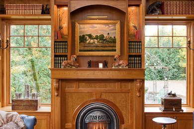 シアトルにあるヴィクトリアン調のおしゃれなホームオフィス・書斎 (無垢フローリング、標準型暖炉、木材の暖炉まわり) の写真