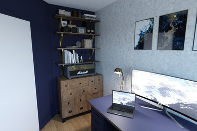 他の地域にある低価格の小さなモダンスタイルのおしゃれな書斎 (青い壁、無垢フローリング、自立型机、茶色い床) の写真