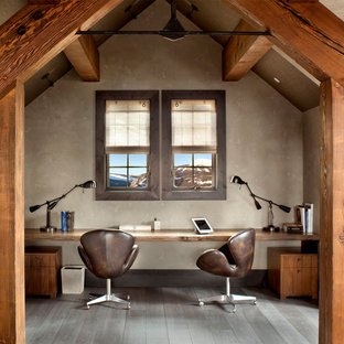 Foto di uno studio stile rurale con pareti beige, parquet scuro, nessun camino e scrivania incassata