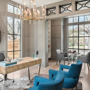 Mittelgroßes Klassisches Arbeitszimmer mit grauer Wandfarbe, hellem Holzboden, freistehendem Schreibtisch, beigem Boden und Arbeitsplatz in Houston