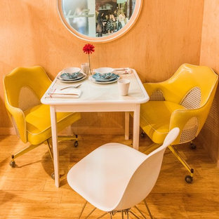 Kleines Modernes Arbeitszimmer mit Studio, weißer Wandfarbe, Bambusparkett und freistehendem Schreibtisch in Los Angeles