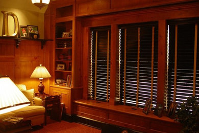 Foto de despacho clásico grande sin chimenea con paredes beige, moqueta y escritorio independiente