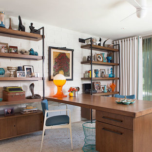 Mittelgroßes Mid-Century Arbeitszimmer ohne Kamin mit Arbeitsplatz, weißer Wandfarbe, Teppichboden und Einbau-Schreibtisch in Los Angeles