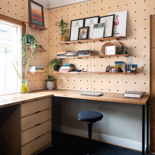 Aménagement d'un bureau contemporain de taille moyenne et de type studio avec un sol en liège et un bureau intégré.
