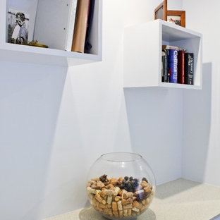 Idee per un piccolo ufficio stile marinaro con pareti bianche, pavimento con piastrelle in ceramica e scrivania incassata