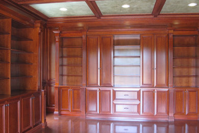 Foto de despacho clásico extra grande con suelo de madera oscura