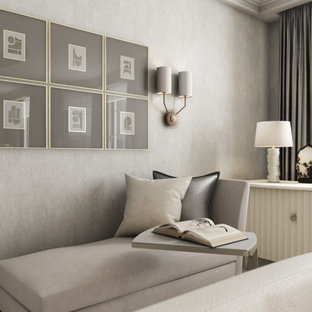 Idée de décoration pour un bureau de taille moyenne avec un mur beige, un sol en calcaire, un bureau intégré et du papier peint.