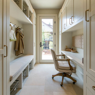 Mittelgroßes Klassisches Arbeitszimmer ohne Kamin mit beiger Wandfarbe, Einbau-Schreibtisch, Porzellan-Bodenfliesen und beigem Boden in San Francisco
