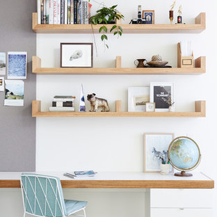 Skandinavisches Arbeitszimmer mit weißer Wandfarbe, Teppichboden und Einbau-Schreibtisch in Melbourne