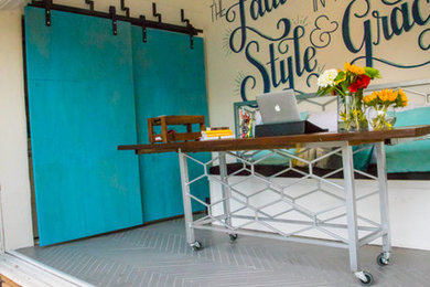 Kleines Klassisches Arbeitszimmer ohne Kamin mit weißer Wandfarbe, Porzellan-Bodenfliesen, freistehendem Schreibtisch und grauem Boden in Tampa