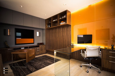 Design ideas for a modern home office in Toronto.