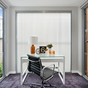Kleines Klassisches Arbeitszimmer ohne Kamin mit Arbeitsplatz, Teppichboden, freistehendem Schreibtisch, grauer Wandfarbe und lila Boden in Sydney